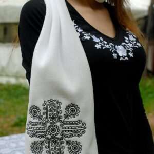 "Flowers of Körösfő" scarf, white